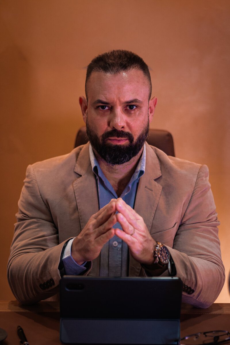 Dr. Alexandre Martins anotando